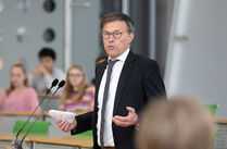 Der Landtagspräsident richtet sein Grußwort an die Schülerinnen und Schüler 