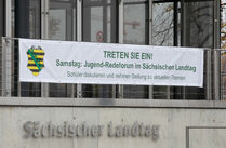 Ein Banner zum Jugend-Redeforum im Sächsischen Landtag macht auf die Veranstaltung aufmerksam 