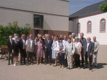 Gruppenbild von Mitgliedern der VeMdL im Innenhof des Landtags Rheinland-Pfalz