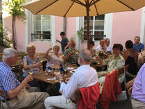 Gruppenbild von Mitgliedern der VeMdL an einem Tisch beim Weintrinken