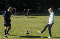 Landtagsvizepräsidentin Andrea Dombois beim Ehrenanstoß zum Spielauftakt des TSV Reinhardtsgrimma - FC Landtag