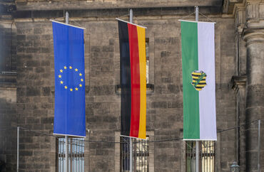 Vor dem Dresdner Ständehaus wurden die Flagge der Europäischen Union, der Bundesrepublik und des Freistaats gehisst. 