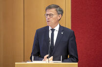 Landtagspräsident Dr. Matthias Rößler richtet sein Grußwort an das Publikum im Dresdner Ständehaus
