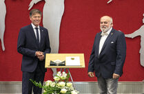 Preisträger Heinz Galle mit dem Landtagspräsidenten 