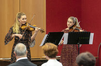 Violinen-Duo Anna und Aleksandra Kosiorek umrahmten die Veranstaltung musikalisch