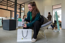 Eine Schülerin holt den Landtagskurier aus ihrer Geschenktüte