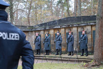 Zwei Männer und zwei Frauen der Bundeswehr stehen in einer Reihe auf dem Nordfriedhof Dresden 