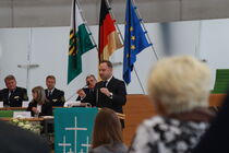 Der Landtagspräsident Alexander Dierks hält eine Rede bei der Gedenkveranstaltung des Volktrauertages.