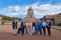 Die Delegation in Leipzig, im Hintergrund ist das Völkerschlachtdenkmal zu sehen