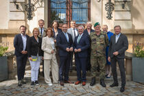 Die Delegierten sowie Landtagspräsident Dierks, Dr. Matthias Rösler und Dr. Silvia Brüggen gemeinsam mit Leiter durch die Offizierschule Dresden