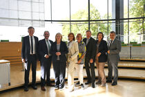 Ein Abschlussbild der Delegation im Plenarsaal gemeinsam mit Dr. Matthias Rösler