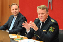 Dierks hört Jörg Kubiessa zu, dem Polizeipräsidenten des Freistaates Sachsen, hier auch in Uniform