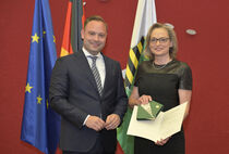 Alexander Dierks verleiht Annegret Haas die Sächsische Verfassungsmedaille.
