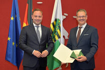 Alexander Dierks verleiht Dr. Christoph Dittrich die Sächsische Verfassungsmedaille.