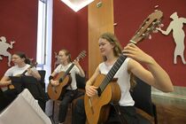 Junge Frauen spielen im Ständehaus zu einer Veranstaltung ein Stück auf Gitarren.