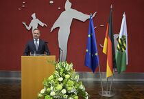 Landtagspräsident Alexander Dierks hält eine Rede im Ständehaus.