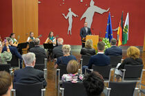 Landtagspräsident Alexander Dierks hält eine Rede im Ständehaus.