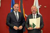 Alexander Dierks verleiht Uwe Seageling die Sächsische Verfassungsmedaille.