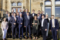 Gruppenbild nach der Festsitzung auf der Terrasse von Schloss Eckberg