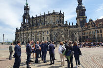 Gäste auf dem Theaterplatz mit Hofkirche im Hintegrund während der Stadtführung