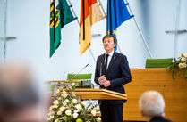 Parlamentspräsident Dr. Matthias Rößler hält zur Gedenkfeier eine Ansprache im Plenarsaal