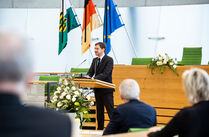 Ministerpräsident Michael Kretschmer hält am Rednerpult des Plenarsaals seine Ansprache zur Gedenkstunde 