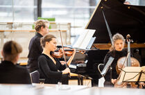 Blick auf die Musiker: Sofia von Freydorf am Violoncello, Elsa Klockenbring an der Violine, Sebastian Ludwig am Klavier und Moritz Pettke an der Klarinette