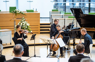 Die Gedenkfeier wurde musiklaisch von Sofia von Freydorf, Elsa Klockenbring, Sebastian Ludwig und Moritz Pettke umrahmt 