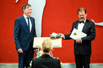 Preisträger Prof. Dr. D. Michael Albrecht mit Landtagspräsident Dr. Matthias Rößler bei der Verleihung