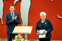 Preisträgerin Steffi Haupt mit Landtagspräsident Dr. Matthias Rößler bei der Verleihung