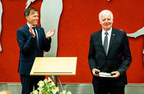Preisträger Prof. Dr. Dieter Landgraf-Dietz mit Landtagspräsident Dr. Matthias Rößler bei der Verleihung