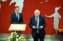 Preisträger Prof. Dr. Gerald Wiemers mit Landtagspräsident Dr. Matthias Rößler bei der Preisverleihung