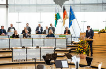 Landtagspräsident Dr. Matthias Rößler hält sein Grußwort im Plenarsaal