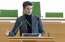 Moritz Fabian Herz spricht am Rednerpult