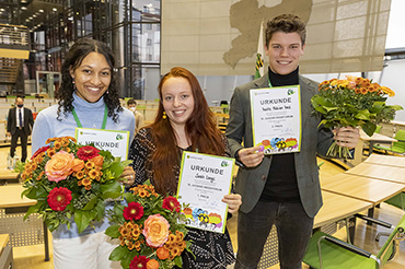 Sieger des Jugend-Redeforums 2021 im Plenarsaal des Sächsischen Landtags bei der Siegerehrung