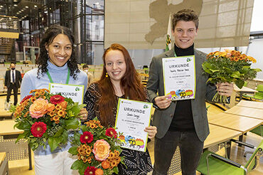 Die Sieger des Jugend-Redeforums 2021 im Plenarsaal des Sächsischen Landtags bei der Siegerehrung