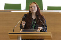 Siegerin des Jugend-Redeforums 2021 Sarah Lange hält ihre Rede