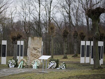 Blick auf die Gedenkstelen zur Erinnerung an die Opfer der NS-Euthanasie 