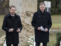 Ministerpräsident Michael Kretschmer und Landtagspräsident Dr. Matthias Rößler stehen an der Gedenkstätte