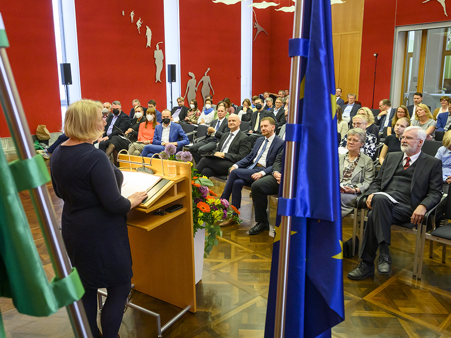 Die im Dezember 2021 neu gewählte Datenschutzbeauftragte Dr. Juliane Hundert steht am Rednerpult 