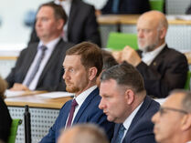 Ministerpräsident Michael Kretschmer und der CDU-Abgeordnete Christian Hartmann sitzen wärhend einer Veranstaltung nebeneinander im Plenarsaal und schauen konzentriert.