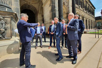 Delegation bei Stadtführung im Zwinger Dresden