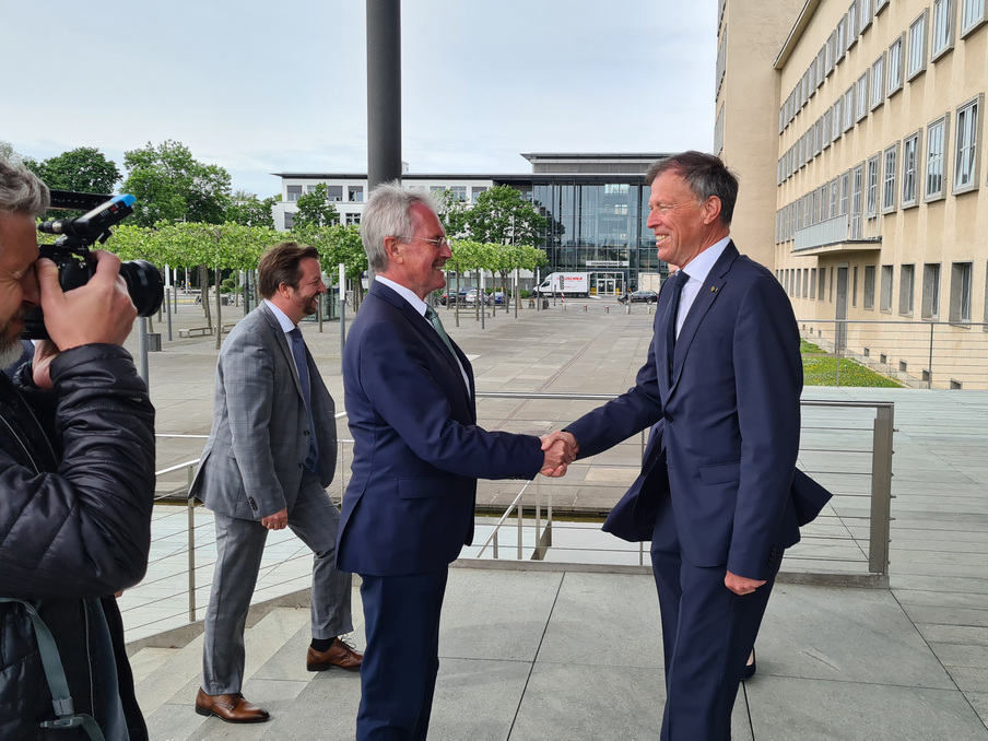 Landtagspräsident Dr. Matthias Rößler begrüßt Karl Wilfing, Präsident des Landtags von Niederösterreich