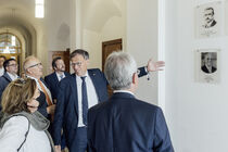 Landtagspräsident Dr. Matthias Rößler zeigt die Ahnengalerie der ehemaligen Präsidentenim Ständehaus 