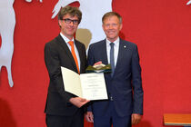 Preisträger Albrecht Koch mit Landtagspräsident Dr. Matthias Rößler und der Medaille