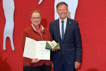 Preisträgerin Bärbel Kemper mit Landtagspräsident Dr. Matthias Rößler und der Medaille