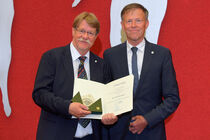 Preisträger Dr. Thomas Rolle mit Landtagspräsident Dr. Matthias Rößler und der Medaille