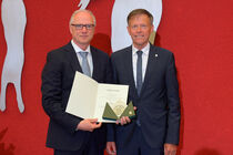 Preisträger Mike Ruckh mit Landtagspräsident Dr. Matthias Rößler und der Medaille