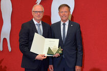 Preisträger Mike Ruckh mit Landtagspräsident Dr. Matthias Rößler und der Medaille