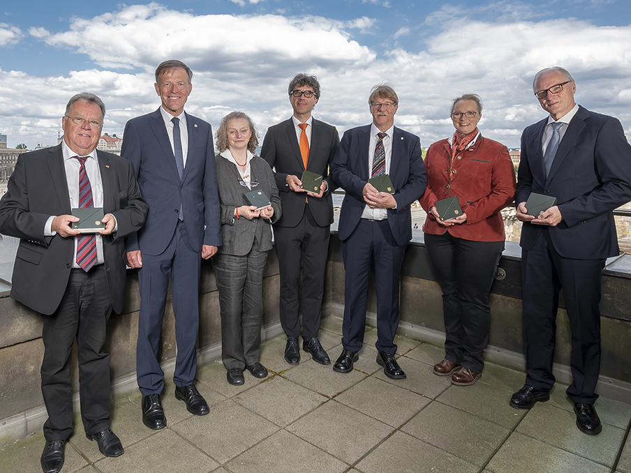 Landztagspräsident Dr. Matthias Rößler mit den Preisträgern der Verfassungsmedaille 2022